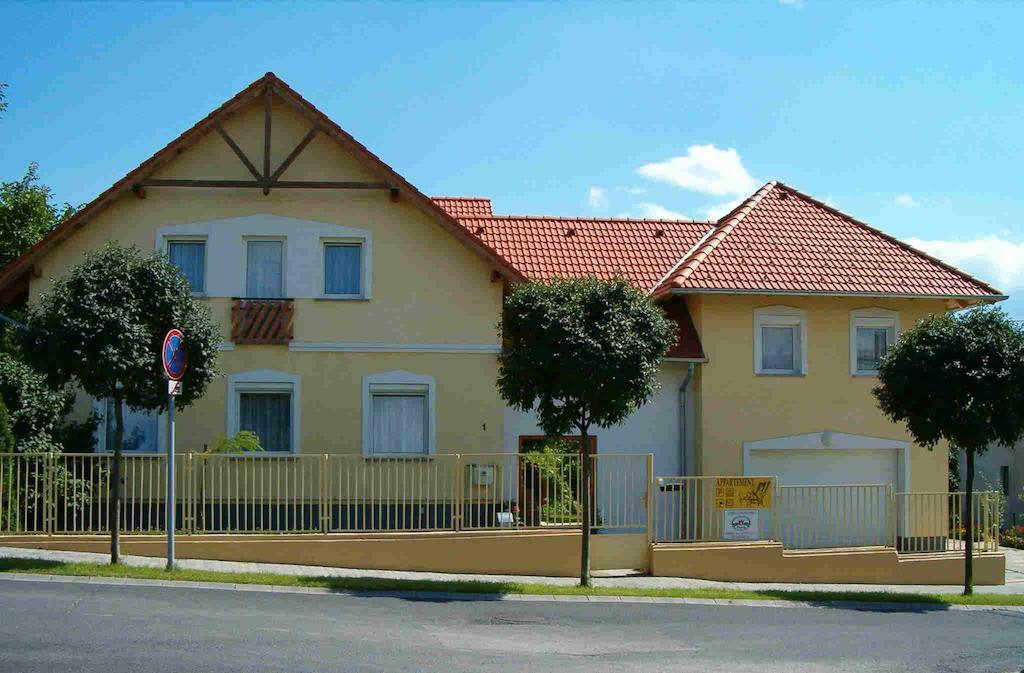 Madach Apartman Heviz Luaran gambar